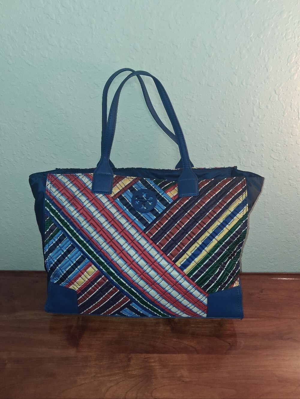 TORY BURCH BLUE TOTE HAND BAG W/ MULTI COLORED ABSTRACT PRINT AND ZIPPER CLOSURE